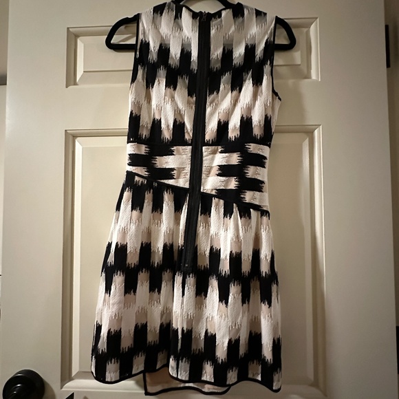 BCBGMaxAzria Black and White patterned Minidress in size 2 (Like New!) - Picture 4 of 8